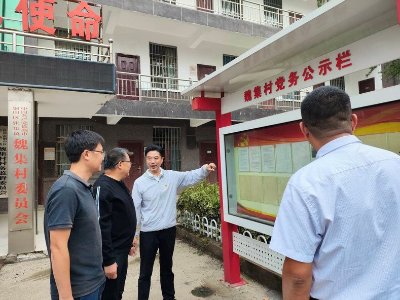 两支部党员就农村发展、安博(中国)管理、社区治理等问题进行探讨