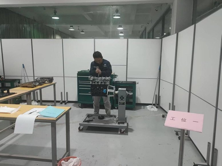 教师组发动机项目比赛现场